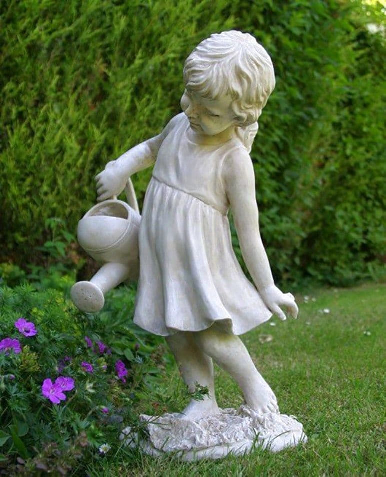 Красивая гипсовая статуэтка девушки, аккуратно поливающая цветы