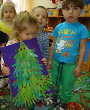 Коллективная работа детей раннего возраста (2-2, 5 года) к Новому году «Новогодняя елочка»