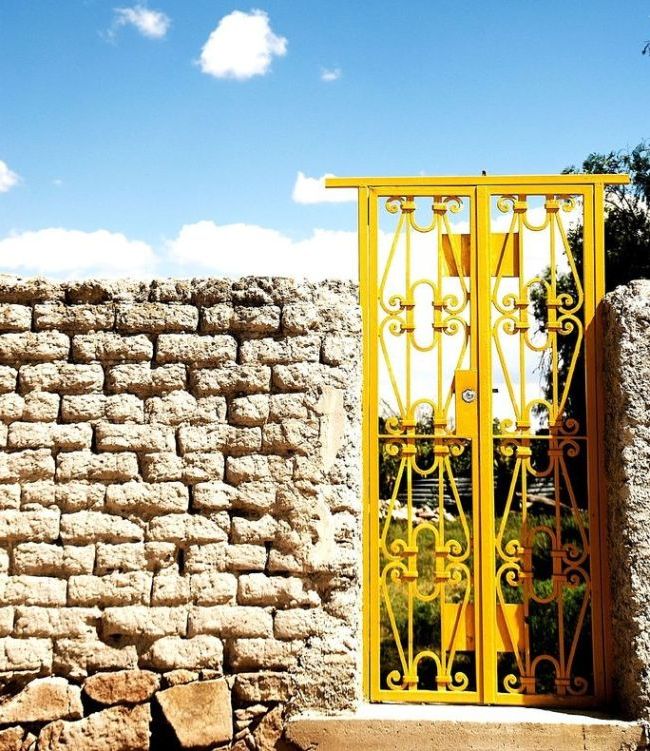 Ярко-желтые кованые ворота