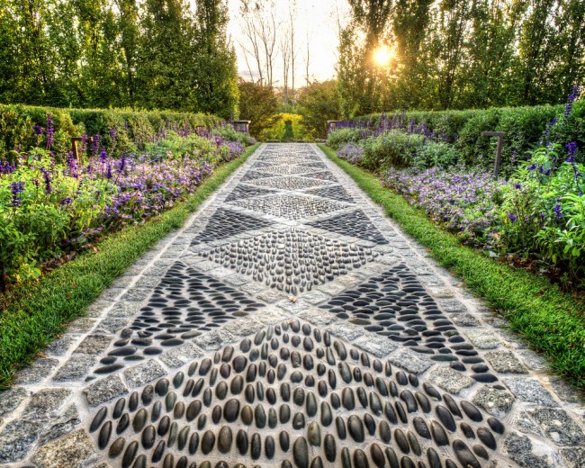 Мозаика садовой дорожки - один из способов украсить загородный участок