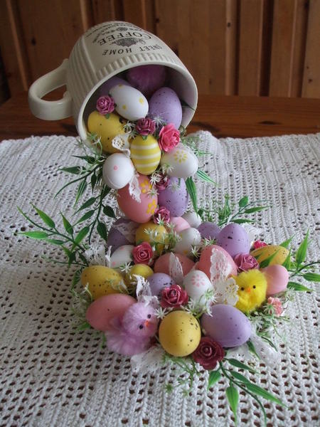 Пасхальный топиарий в виде летающей чашки, украшенной яйцами, является прекрасным подарком на праздники