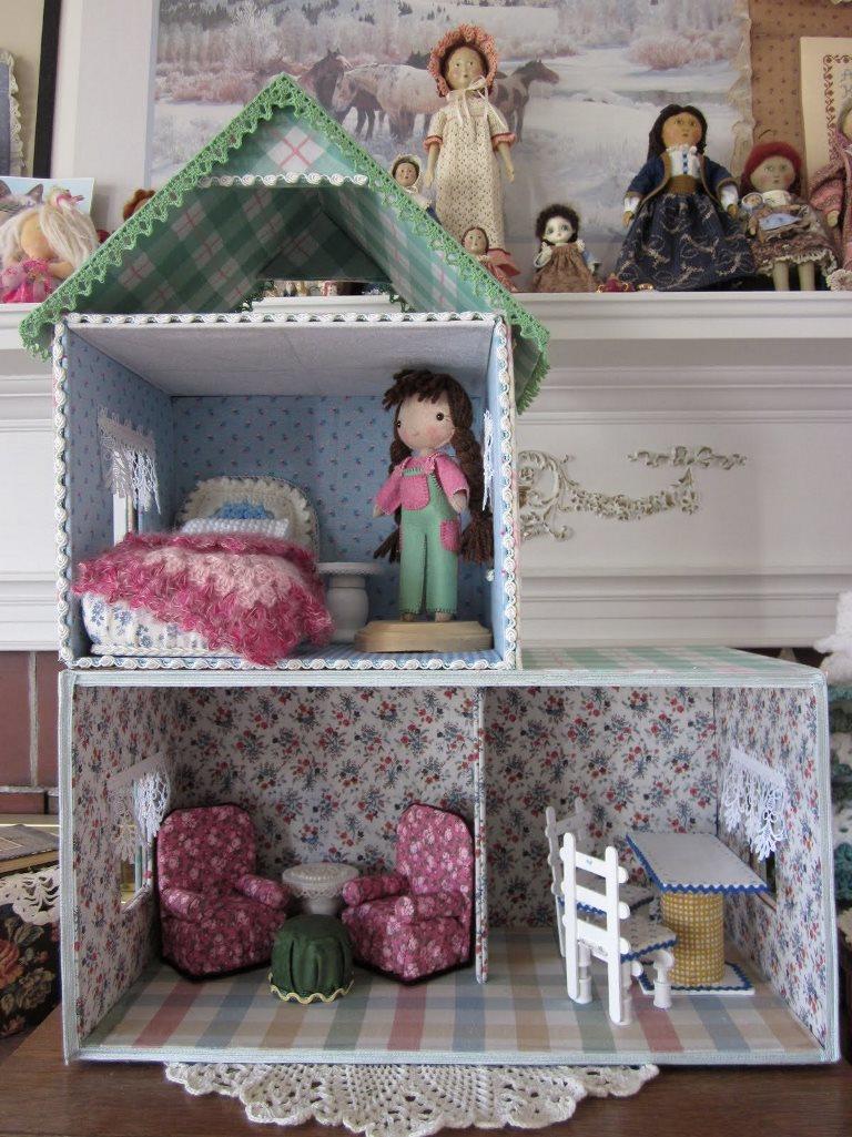 Для кукольного театра вполне подойдет картонная конструкция в виде жилого домика