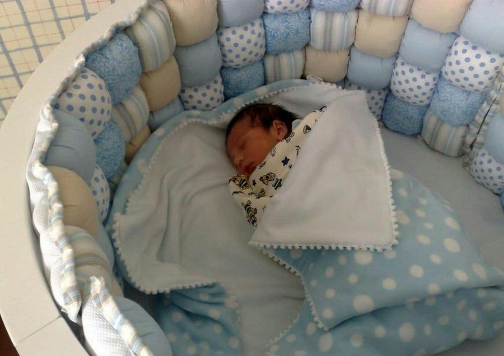 Объемные лоскутные коврики по периметру манежа-кровати защитят малыша от возможного травматизма