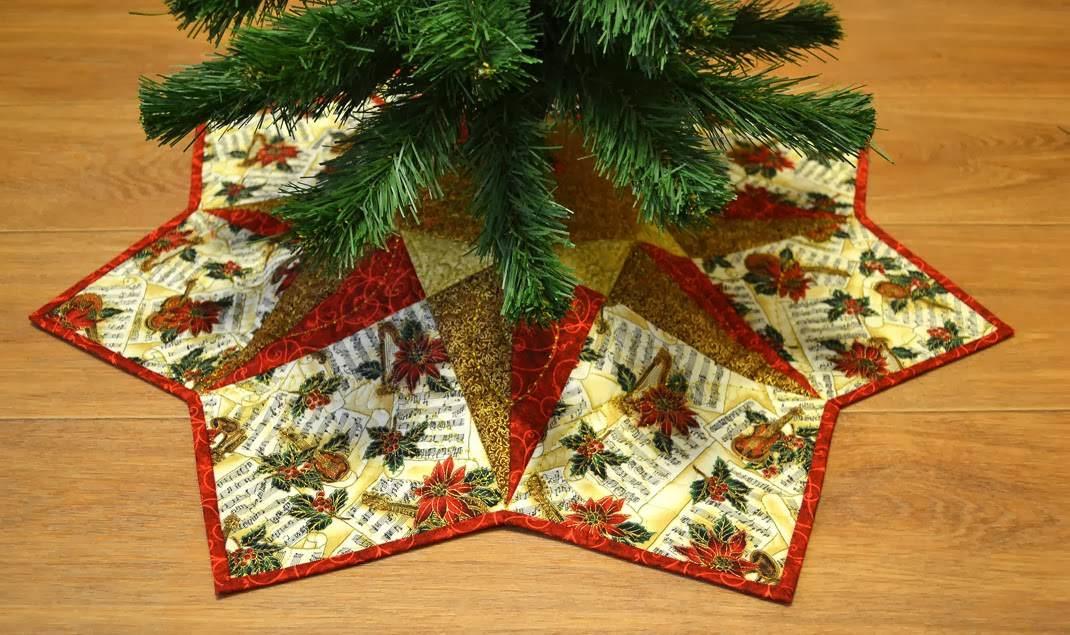 Декоративный коврик под маленькую елку украсит любую новогоднюю икебану