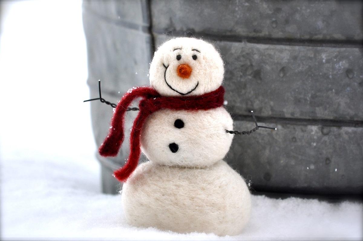 Снеговик, созданный в технике валяния из шерсти, является отличным новогодним элементом декора для дома 