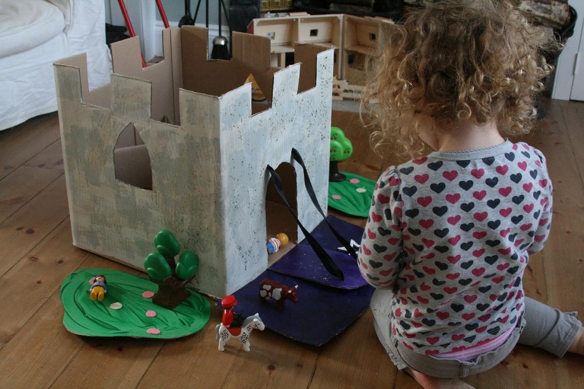 Объемный замок, изготовленный из бумаги, является отличной игрушкой для ребенка 