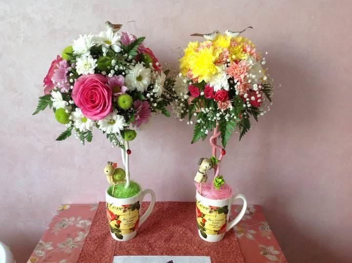 Топиарий из живых цветов - замечательная идея для поздравительного сувенира