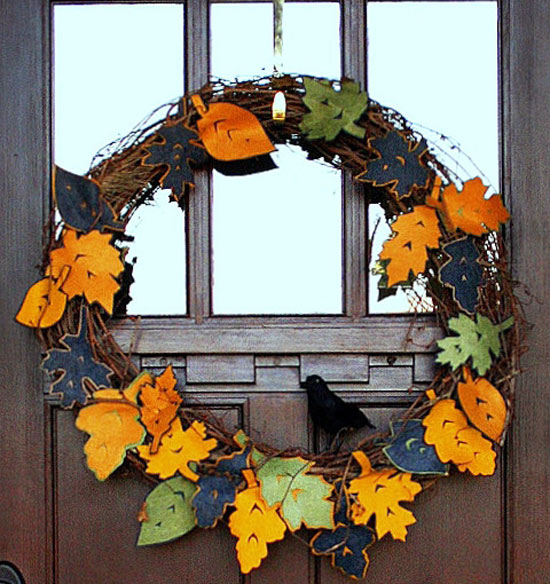 Декоративный венок на двери, украшенный листьями из ткани