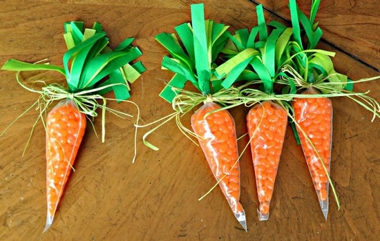 Поделки из конфет - морковь