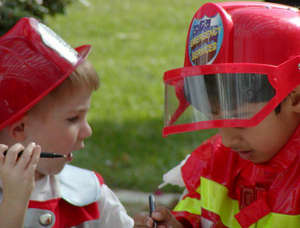 Дети в костюме пожарных