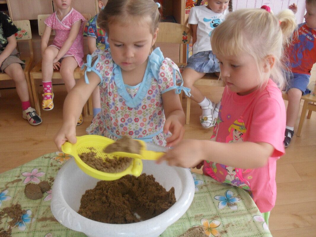 Эксперименты во второй младше группе. Деятельность детей в саду. Познавательная деятельность в детском саду. Младшая группа в детском саду. Исследовательская детская деятельность в детском саду.