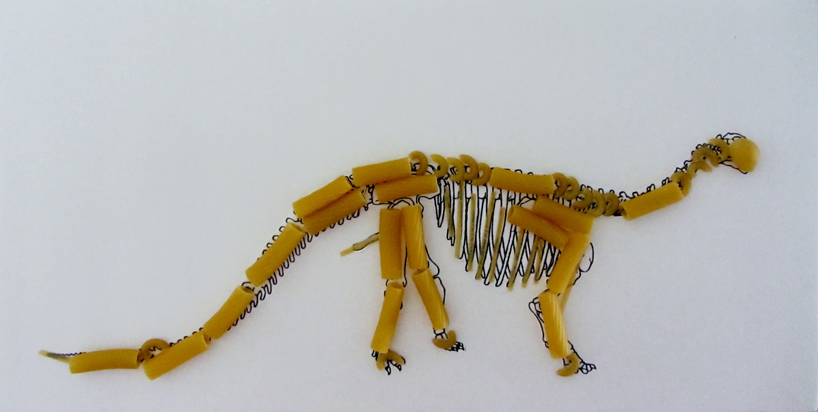 Скелет динозавра из макарон