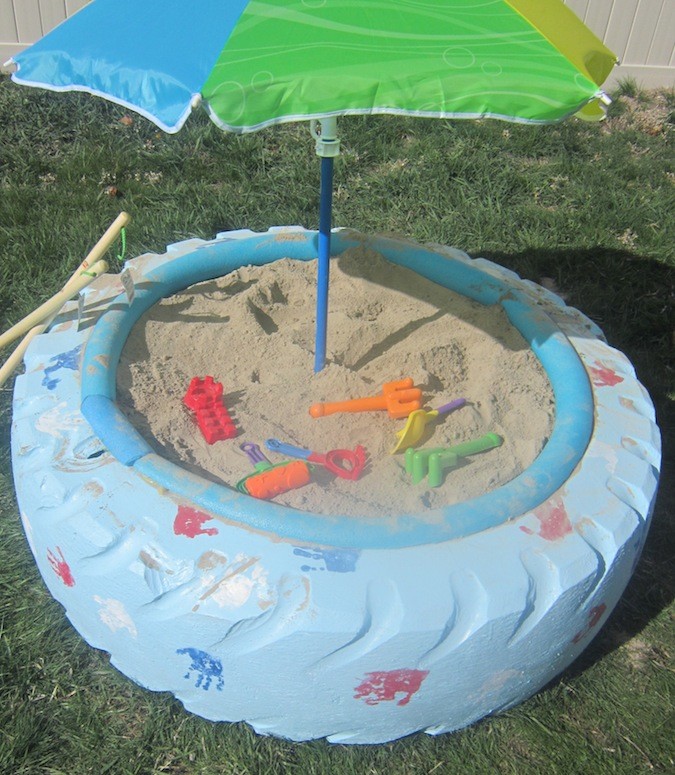 13. Песочница или бассейн из больших шин интересно, покрышка, своими руками, сделай сам, фото