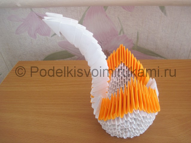 Поделка лебедя оригами из бумаги. Фото 16.