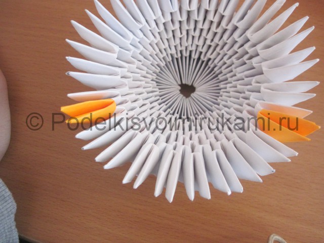 Поделка лебедя оригами из бумаги. Фото 8.