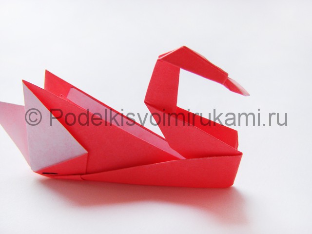 Как сделать лебедя из бумаги в технике оригами. Фото 27.