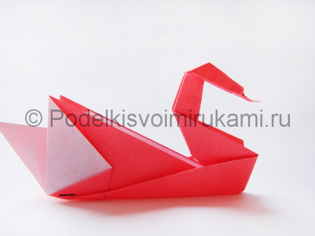 Как сделать лебедя из бумаги в технике оригами. Итоговый вид поделки. Фото 1.