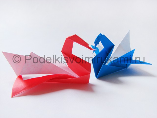Как сделать лебедя из бумаги в технике оригами. Итоговый вид поделки. Фото 2.