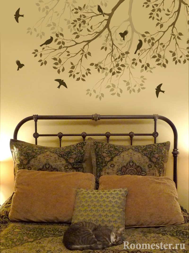 Дерево с птицами над кроватью