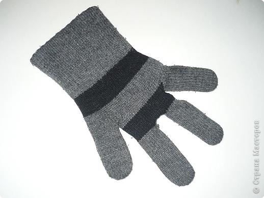 Котов увидела в журнале "Ручная работа" №10/2006г. Очень понравилась идея использовать одинокие перчатки, которые всегда жалко выкинуть. фото 3