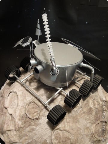 Запоздало выкладываю наш луноход, который был сделан ко Дню космонавтики на конкурс. 
Конечно, мастер-класс - это в первую очередь то, что ты сделал уже не один раз и в чем преуспел, но очень хочется рассказать, как мы делали нашу луну и луноход.
 фото 1