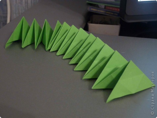 Схема взята отсюда http://dev.origami.com/images_pdf/caterpil.pdf
Но я решила сделать свой мастер-класс и предлагаю собрать сороконожку по паттерну - что в данном случае сильно сократит время и приведет к более аккуратному, геометрически верному результату. К тому же актуально тем, у кого осталось много полосок от предыдущих изделий (когда из А4 вырезают квадрат).
Я покажу на примере листа А4. Из одного листа получится сороконожка высотой 3 см и длиной около 30 см. фото 6
