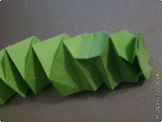 Схема взята отсюда http://dev.origami.com/images_pdf/caterpil.pdf
Но я решила сделать свой мастер-класс и предлагаю собрать сороконожку по паттерну - что в данном случае сильно сократит время и приведет к более аккуратному, геометрически верному результату. К тому же актуально тем, у кого осталось много полосок от предыдущих изделий (когда из А4 вырезают квадрат).
Я покажу на примере листа А4. Из одного листа получится сороконожка высотой 3 см и длиной около 30 см. фото 11