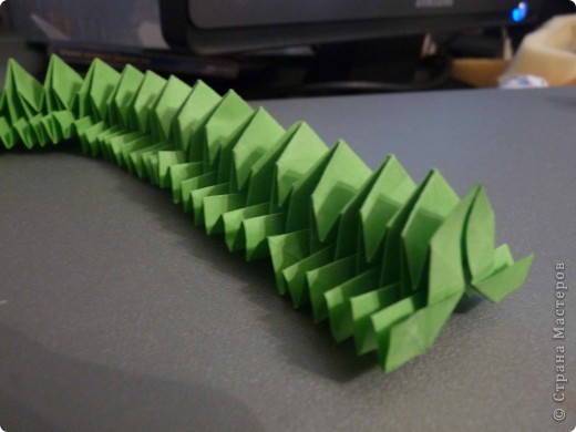 Схема взята отсюда http://dev.origami.com/images_pdf/caterpil.pdf
Но я решила сделать свой мастер-класс и предлагаю собрать сороконожку по паттерну - что в данном случае сильно сократит время и приведет к более аккуратному, геометрически верному результату. К тому же актуально тем, у кого осталось много полосок от предыдущих изделий (когда из А4 вырезают квадрат).
Я покажу на примере листа А4. Из одного листа получится сороконожка высотой 3 см и длиной около 30 см. фото 14