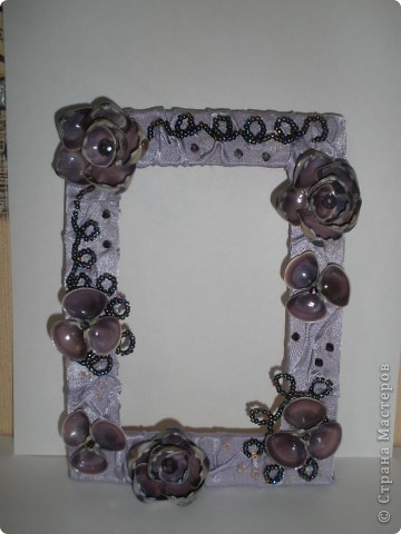 Фоторамка Фиолет №2.(Фото 050)
обтянута тканью,украшена цветами из ракушки,радужным бисером,сваровски,для фото 10х15 см.
 фото 3