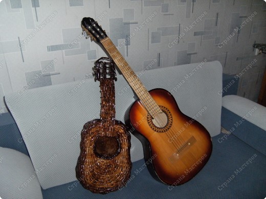 Для одной любительницы бардовского пения и исполнения романсов придумался и воплотился в жизнь вот такой подарок - гитара. фото 25