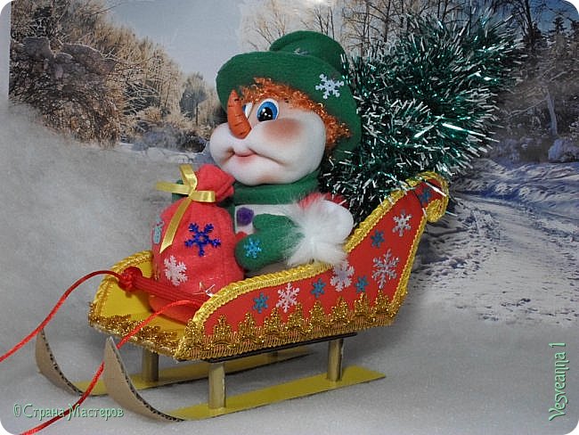 Здравствуйте! Недавно делала снеговичков и захотелось посадить снеговика вот в такие саночки. Саночки довольно простые и симпатичные. Можно посадить в них Деда Мороза или использовать как коробку для подарков. фото 26