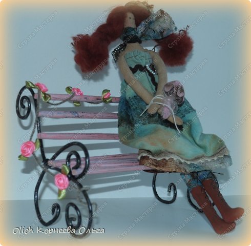Здравствуйте. Сегодня расскажу как сделать скамейку для кукол. Хотя ее можно поставить на полке для украшения. Скамейка винтажная, с "чугунными" ножками и перилами. Спинка и сиденье деревянные, потертые, стиль Шебби шик. На скамейке плетистая роза. фото 2