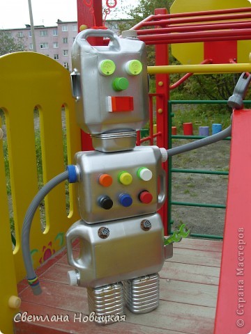 Этого робота смастерили со Златой на конкурс "Поделки для детей из ненужных вещей". Получилась многофункциональная развивающая игрушка, совершенно безопасная, прочная и ... впрочем... Робик сам спешит рассказать о себе))) фото 14