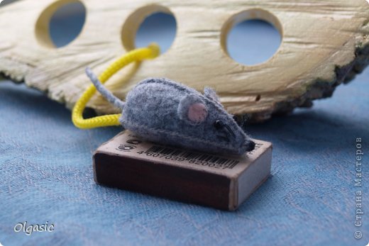 Мышь нашла кусочек сыра (игрушка для 