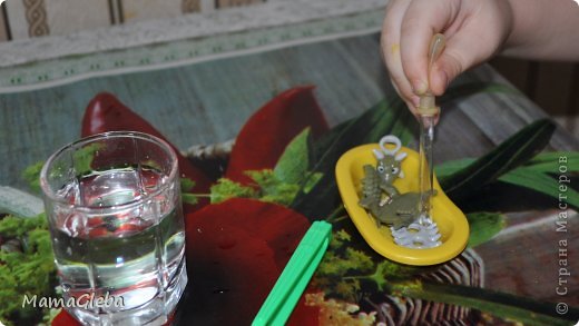 Всем доброго дня! Наши динозавровые приключения, которые начались <a href="http://stranamasterov.ru/node/555110">очень интересно</a>, продолжаются.
Сегодня мы играли с солёным тестом. Рецептов много, я использовала самый простой:
1 стакан воды,
чуть больше 1 стакана муки, 
1/4 стакана соли (мелкой),
1/4 чайной ложки лимонной кислоты,
пищевые красители.

Глеб придумал сказку, как динозаврик убежал от мамы и попал в болото (фото ниже), но у него много друзей, которые поспешили на выручку! Всё закончилось хорошо! Но повторилось многократно:-) фото 9