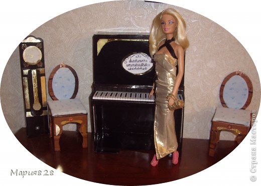 Наша куколка решила заняться музыкой и попросила себе пианино. 
На создание пианино меня вдохновила обычная обувная коробка. Она была такая черная лакированная ну прямо пианино!
Вначале будет мастер-класс, а потом маленькая история. фото 16