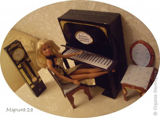 Наша куколка решила заняться музыкой и попросила себе пианино. 
На создание пианино меня вдохновила обычная обувная коробка. Она была такая черная лакированная ну прямо пианино!
Вначале будет мастер-класс, а потом маленькая история. фото 1