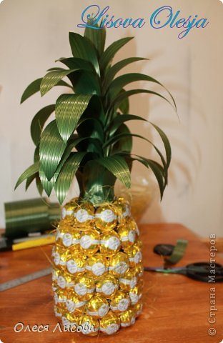 Девочки, всем здравствуйте! Как и обещала, выставляю свой МК по изготовлению ананаса из конфет ... фото 14
