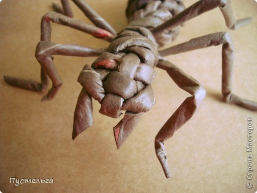 Одному хорошему человеку срочно понадобился муравей. Берём 11 трубочек (длина 30 см), красим морилкой "Палисандр" и плетём. фото 9
