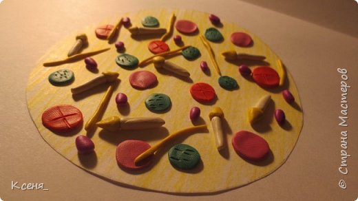 Приветики!
В этой записи моего блога расскажу, как сделать из пластилина и кружка бумаги очень аппетитную пиццу. Ее можно использовать для игр ребенка.
Начнем! фото 1