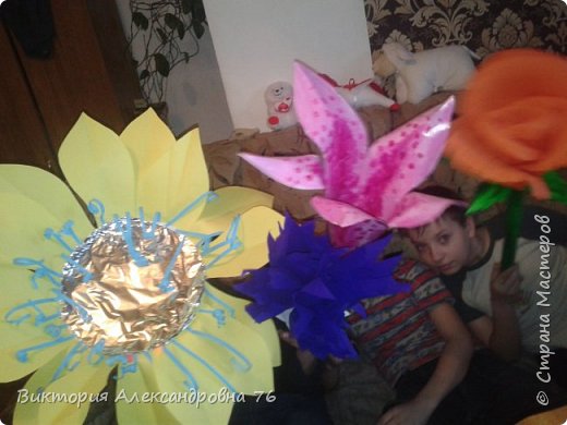 Для школьного мероприятия по мотивам произведения "Тайна третьей планеты" возникла необходимость создания "гигантских цветов". Лилия, роза, василек и фантастический инопланетный цветок . фото 1
