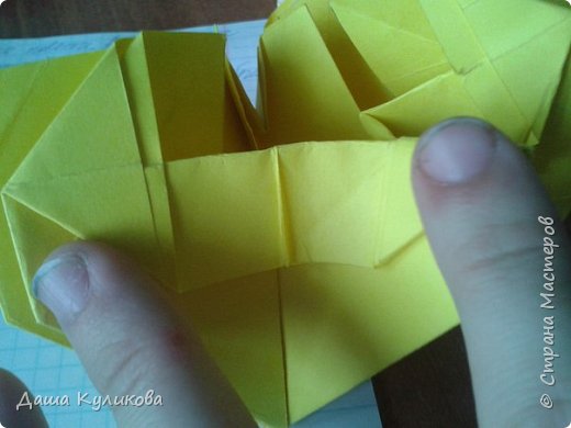 Вот такое замечательное оригами вы можете сделать своими рукам,затратив на работу 1ч. 20 мин.,а то и меньше...
Это своеобразная игрушка,очень хорошо успокаивает во время действий ей в руках. Она переворачивается,почти как фигурки в калейдоскопе,образуя красивые формы,правда только 3(в калейдоскопе их намного больше).
Делала по МК мастера оригами:) https://www.youtube.com/watch?v=CF11Ufh5gpk
Итак,приступим! фото 26