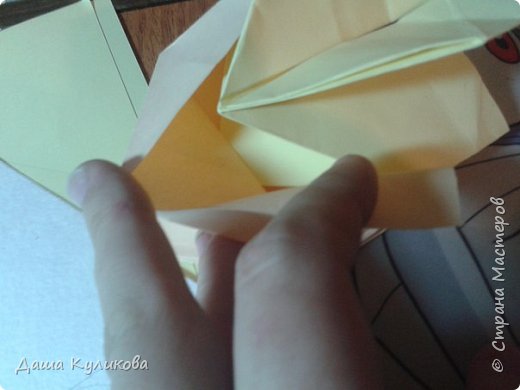 Вот такое замечательное оригами вы можете сделать своими рукам,затратив на работу 1ч. 20 мин.,а то и меньше...
Это своеобразная игрушка,очень хорошо успокаивает во время действий ей в руках. Она переворачивается,почти как фигурки в калейдоскопе,образуя красивые формы,правда только 3(в калейдоскопе их намного больше).
Делала по МК мастера оригами:) https://www.youtube.com/watch?v=CF11Ufh5gpk
Итак,приступим! фото 19