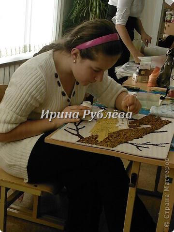 Это работа моей ученицы Ясмины Валевац. Декоративное панно "Дятел". Выполнено из пшена, коры и чая. фото 7