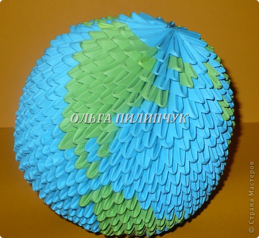 Для глобуса понадобится всего - 1063 треугольных модулей.
синих - 722 модуля
зелёных - 304 модуля
белых - 37 модулей
 фото 30
