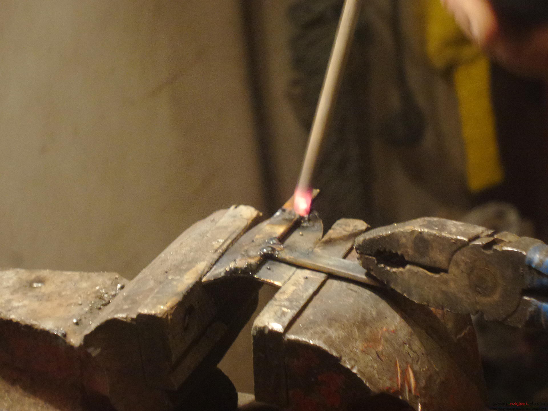В этом мастер-классе вы узнаете как сделать своими руками оригинальную поделку - рыцаря из железа.. Фото №11