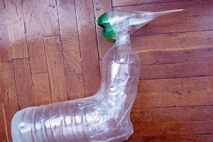 павлин из пластиковых бутылок7