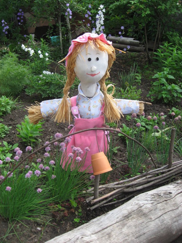 Девочка-чучело на огороде фото
