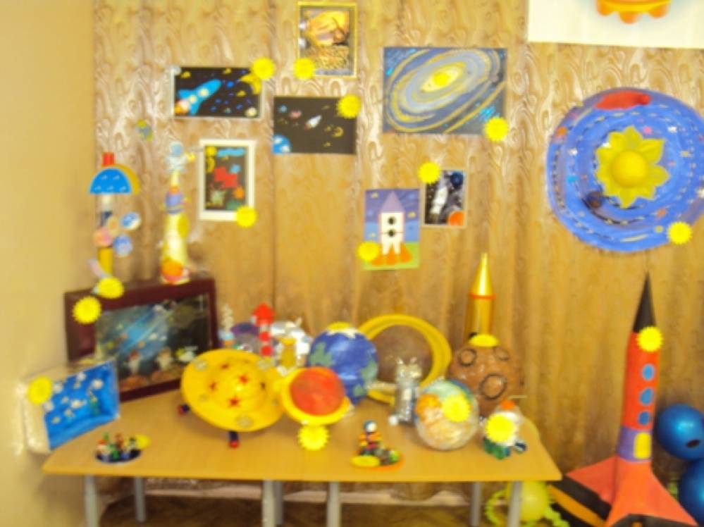 Выставка поделок ко Дню космонавтики 