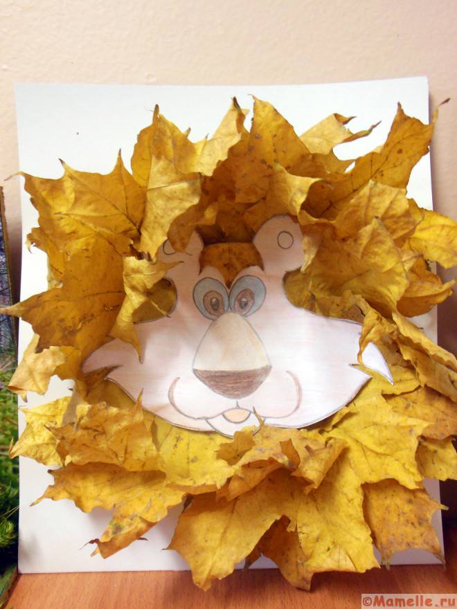 лев из листьев поделка фото